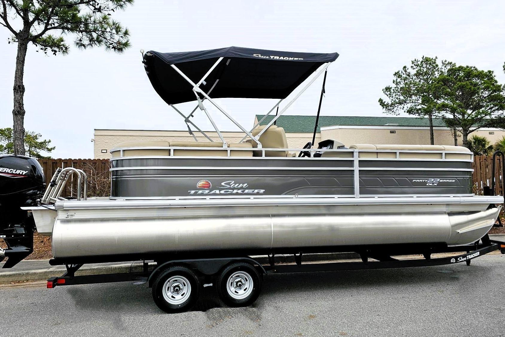 2025 Sun Tracker Party Barge 22 DLX