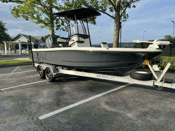 2022 Robalo 206 Cayman