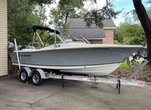 Sea Hunt Escape 211 LE 2014 Sea Hunt Escape 211 LE boat on trailer, parked in driveway.