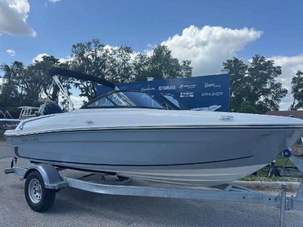 Bayliner VR4 Bowrider OB 2025 Bayliner VR4 Bowrider OB on trailer, displayed outdoors under a clear sky.