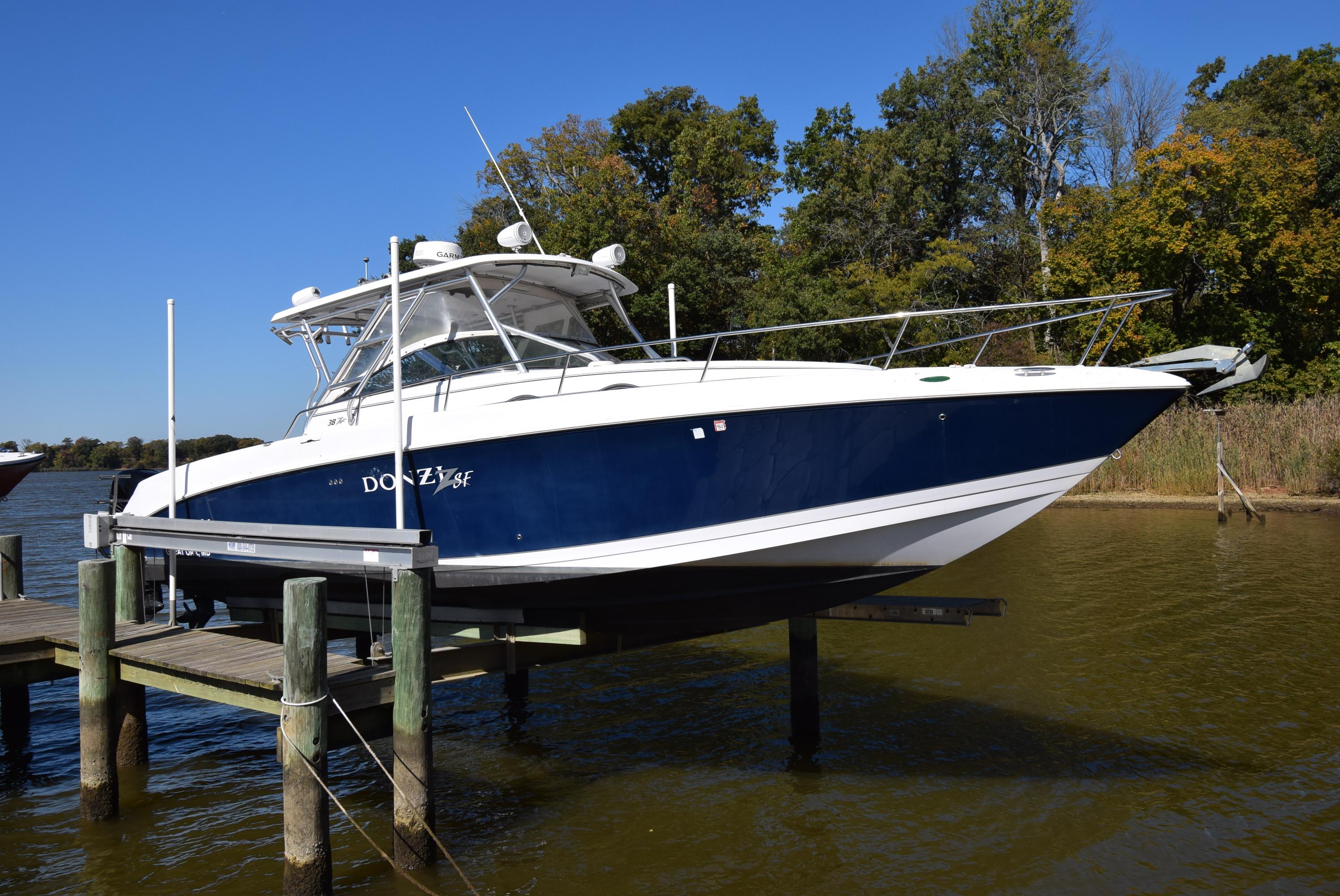 Donzi 38 ZSF 2005 Donzi 38 ZSF boat docked on a sunny day.