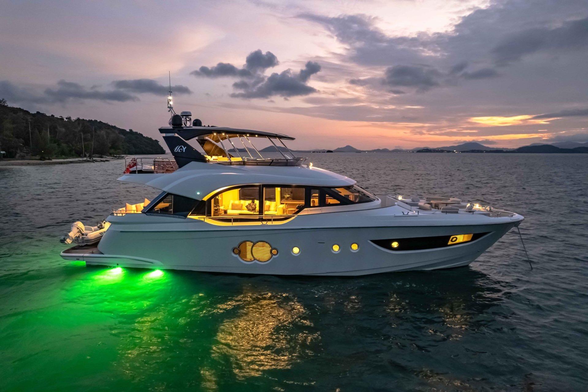 2020 Monte Carlo Yachts MCY 70 Skylounge