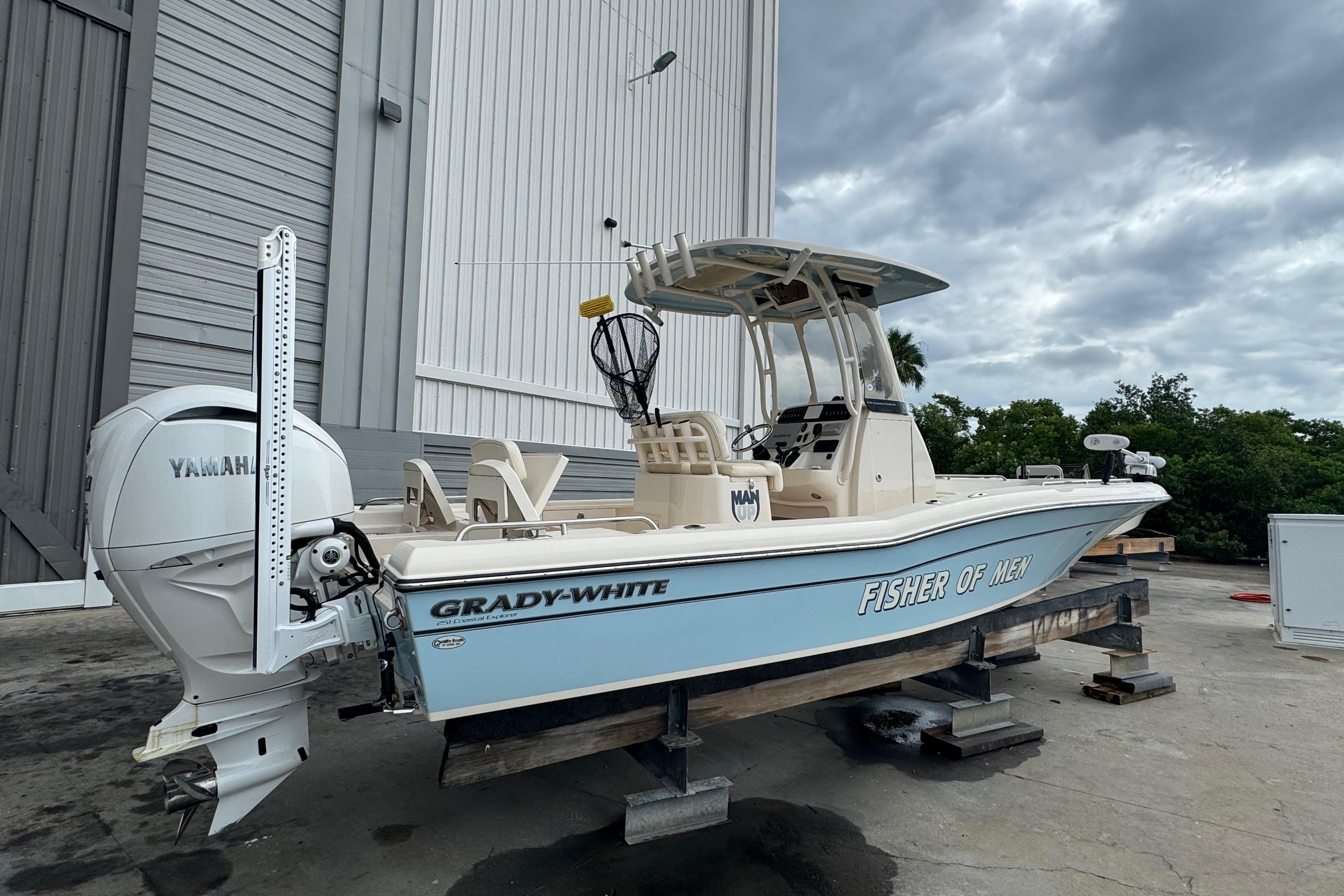 Grady-White 251 Coastal Explorer 2023 Grady-White 251 Coastal Explorer boat with Yamaha engine, docked outdoors.