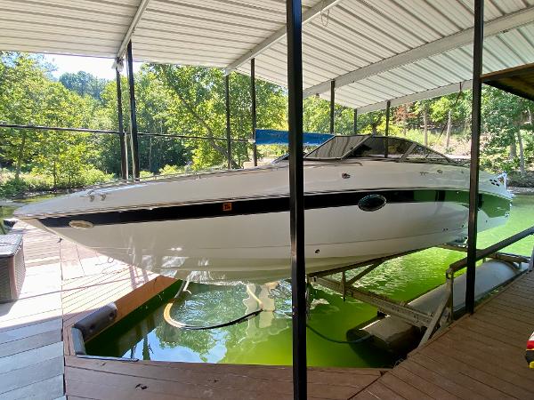 Chaparral 280 SSi 2000 Chaparral 280 SSi boat docked under a covered marina.