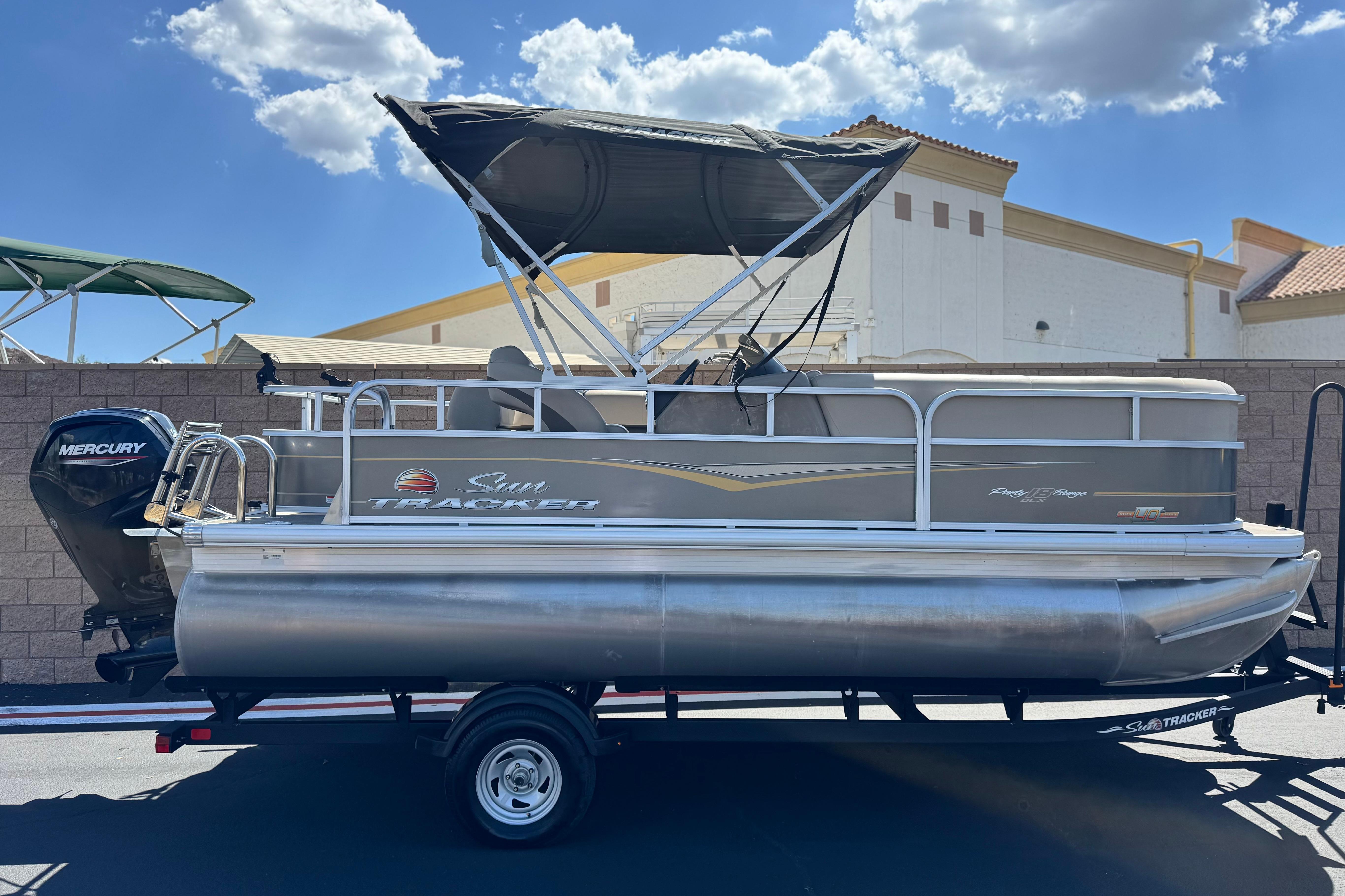 2023 Sun Tracker Party Barge 18 DLX