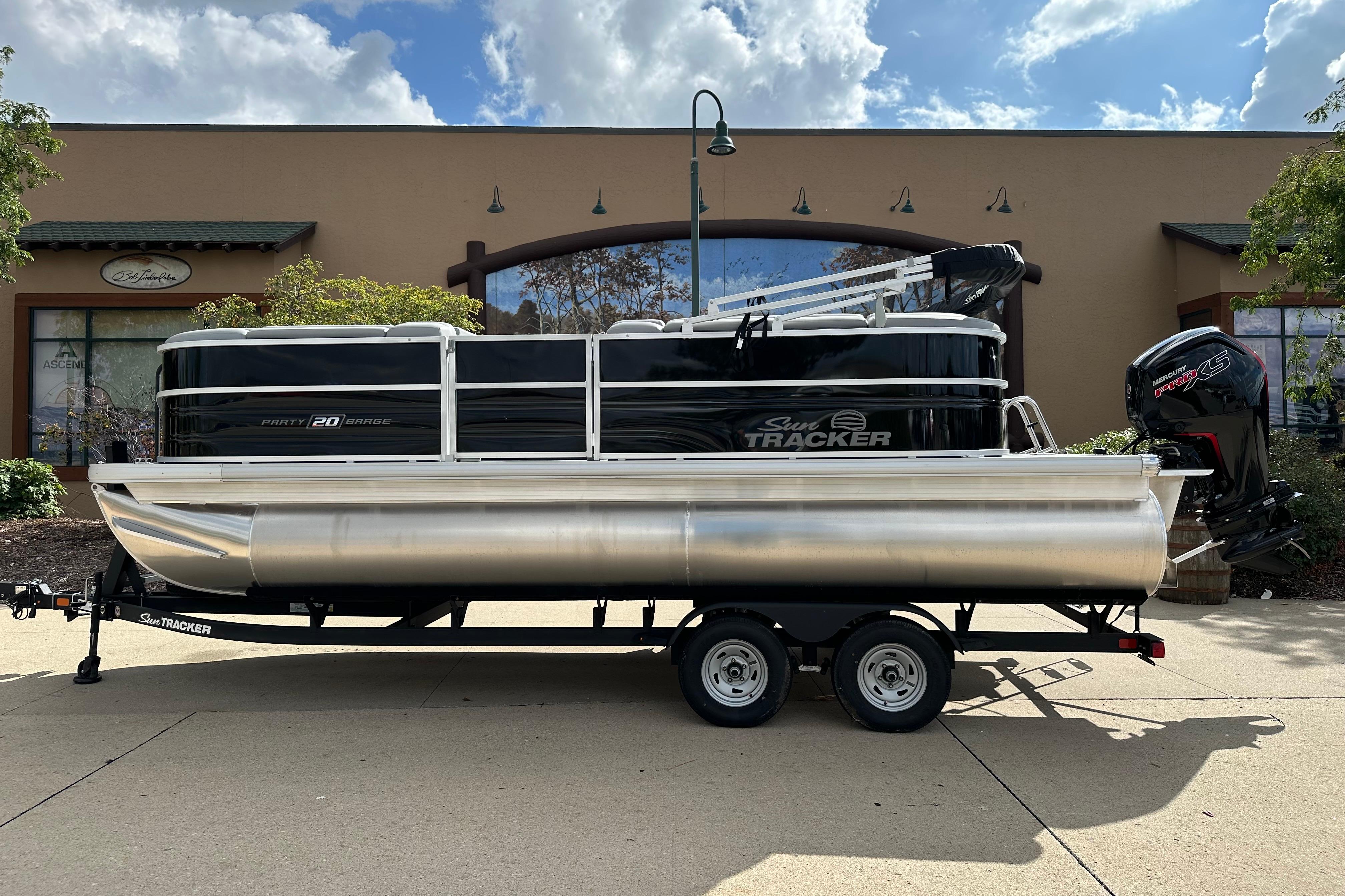 2026 Sun Tracker Party Barge 20 DLX