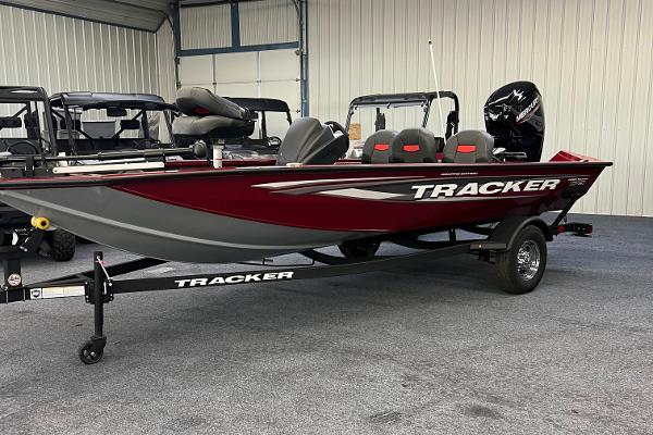 Tracker Pro Team 175 Crappie Edition 2025 Tracker Pro Team 175 Crappie Edition boat in showroom, side view.