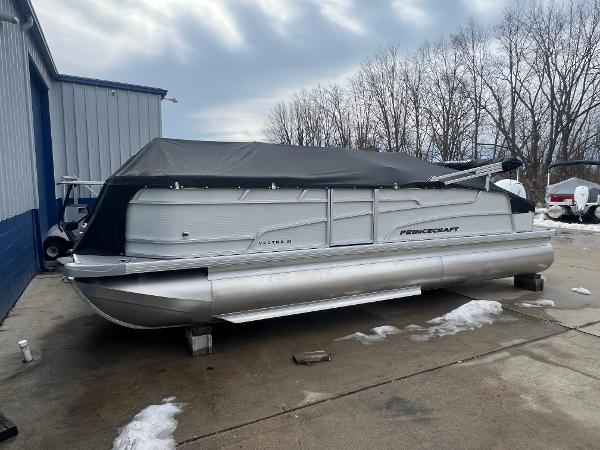 Princecraft Vectra 23 RL 2025 Princecraft Vectra 23 RL pontoon boat with cover, parked outdoors.