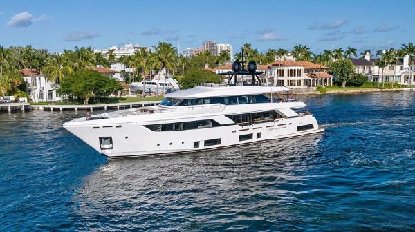 2022 Custom Line Navetta 37