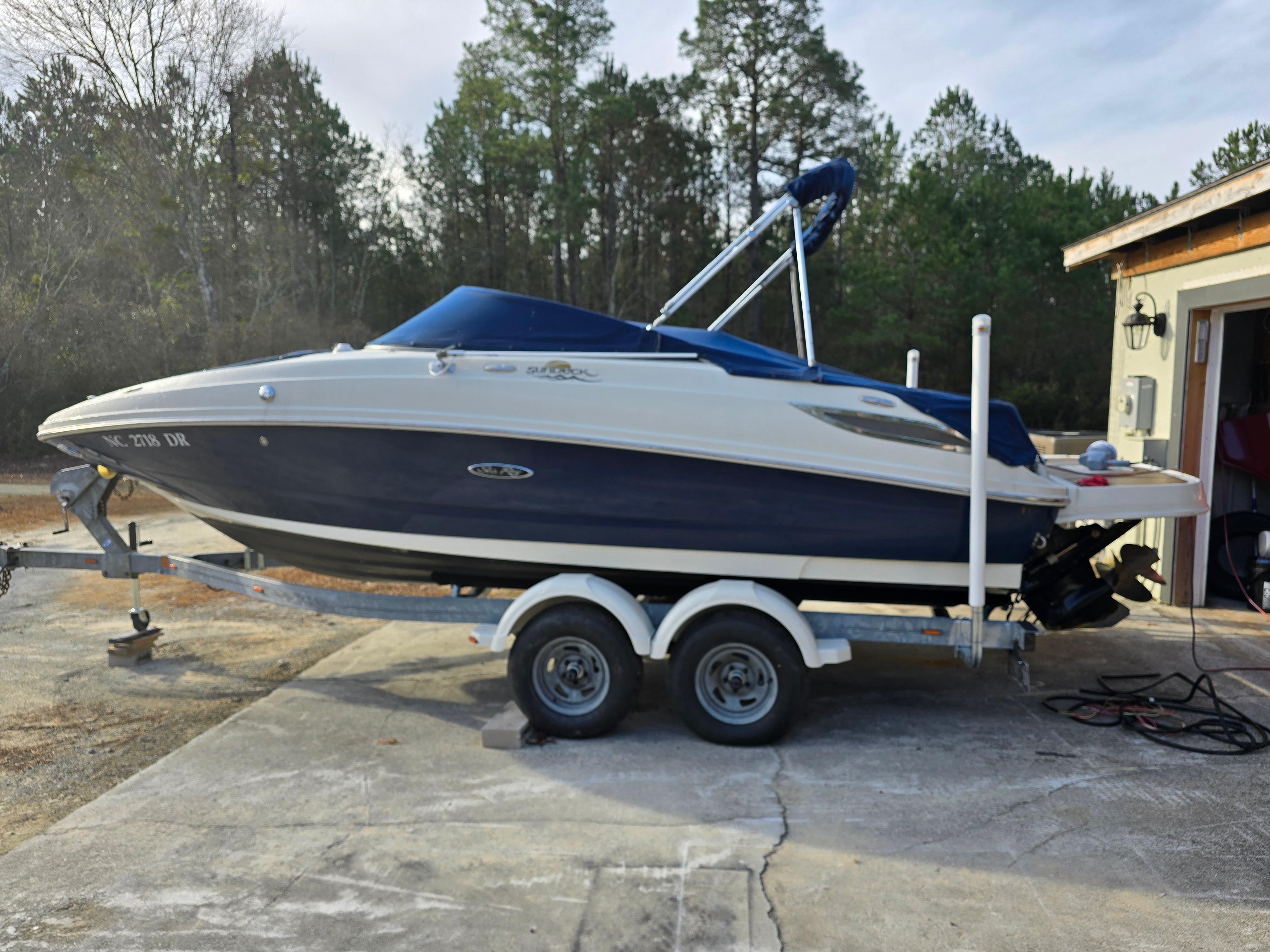 2010 Sea Ray 220 Sundeck