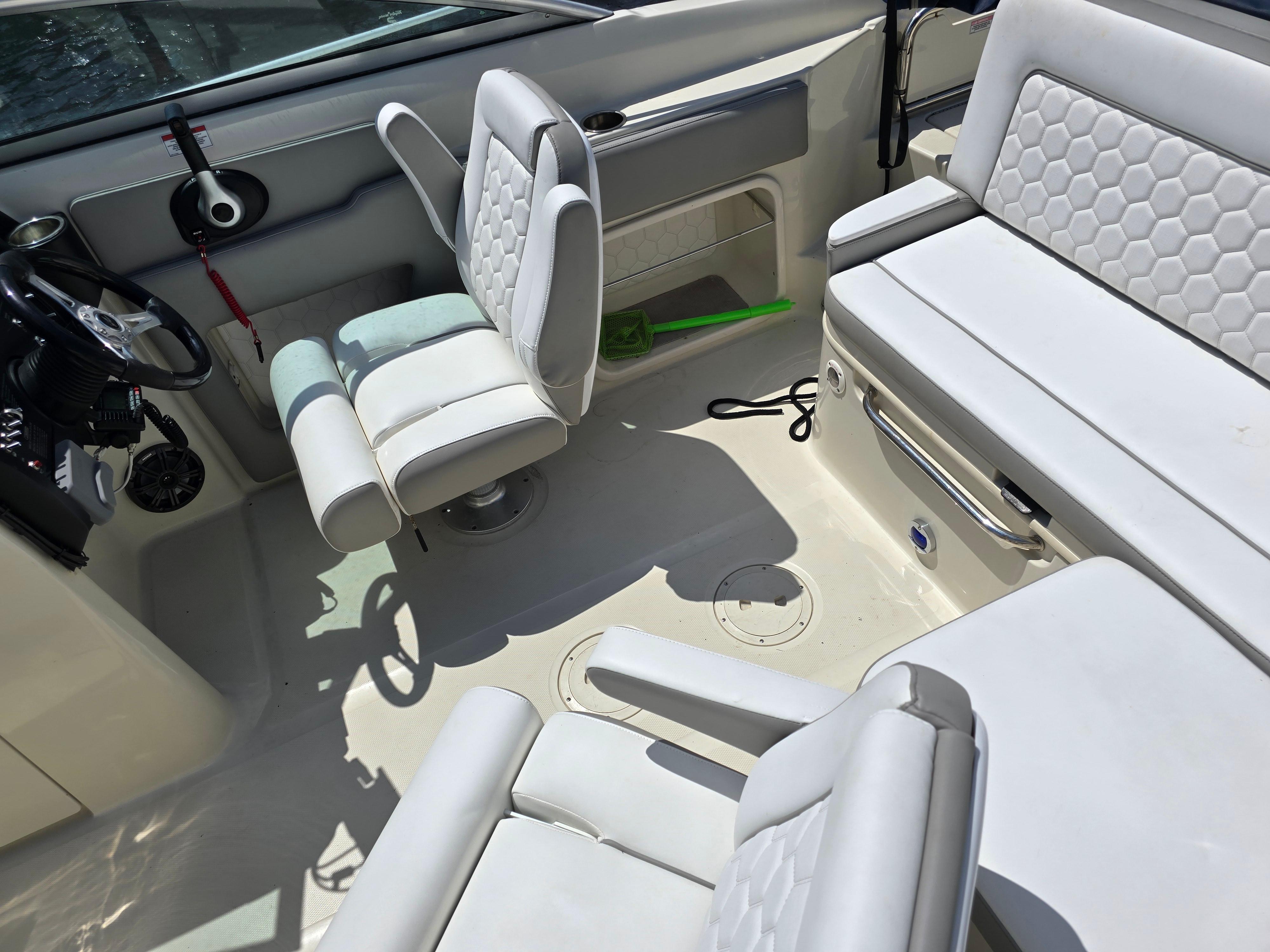 2010 Sea Ray 220 Sundeck