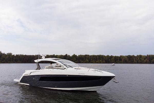 Cruisers Yachts 390 Express Coupe