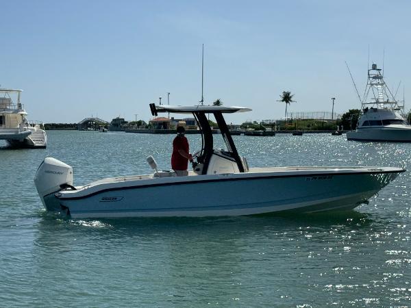 Boston Whaler 250 Dauntless 2022 Boston Whaler 250 Dauntless boat cruising in sunny waters.