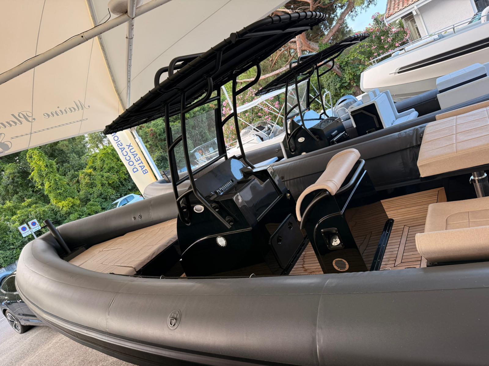 Sea Water PHANTOM 280 2024 Sea Water PHANTOM 280 boat with sleek design and modern seating.