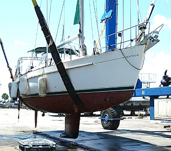 2000 Beneteau 44 Center Cockpit