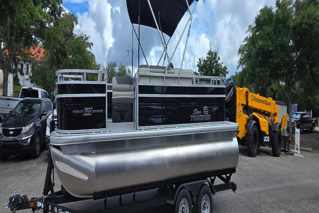 2026 Sun Tracker Fishin' Barge 20 DLX