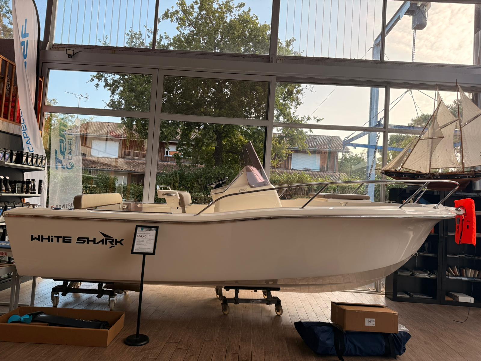 2025 White Shark 210