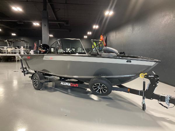 Alumacraft Trophy 185X Sport 2025 Alumacraft Trophy 185X Sport boat on trailer in showroom.
