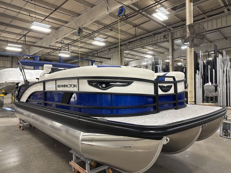 Bennington 24MFB-SPS (TC) 2025 Bennington 24MFB-SPS pontoon boat in a factory setting.