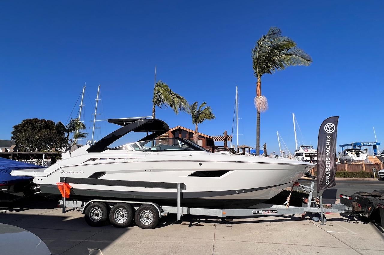 2019 Cruisers Yachts 338 Bow Rider