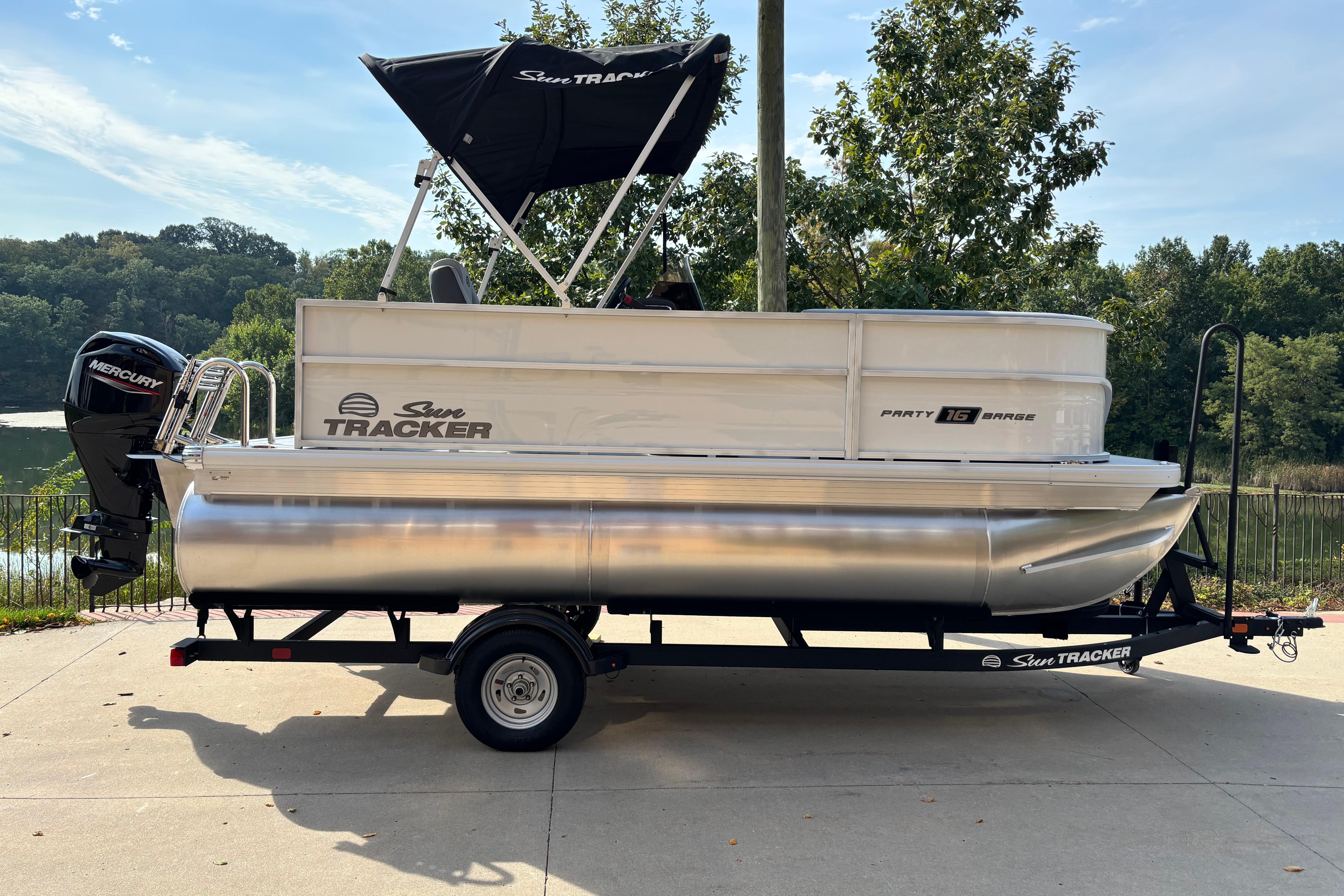 2026 Sun Tracker Party Barge 16 DLX