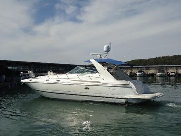 2000 Cruisers Yachts 4270 Express