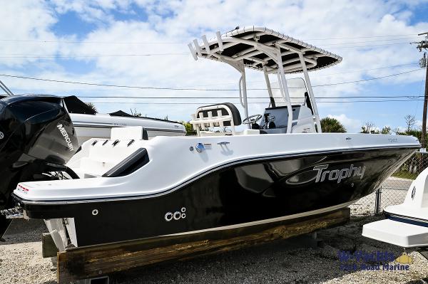 Trophy T24 2023 Bayliner T24 Trophy boat on display with black hull and white accents.