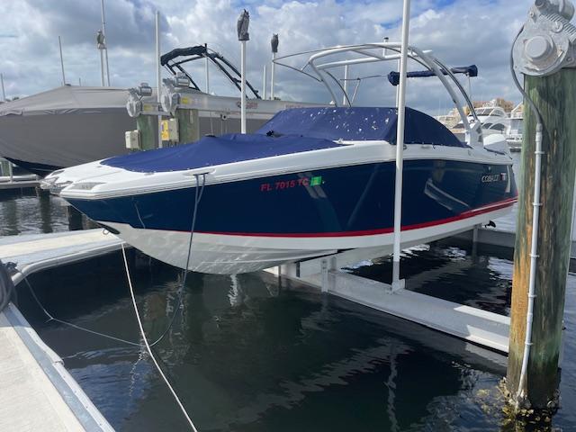 Cobalt 25SC 2020 Cobalt 25SC boat docked at marina with blue cover.