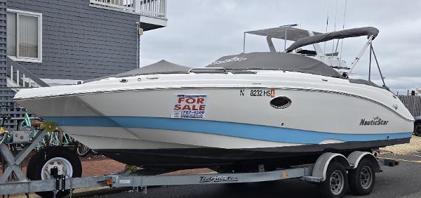 2022 NauticStar 243 DC