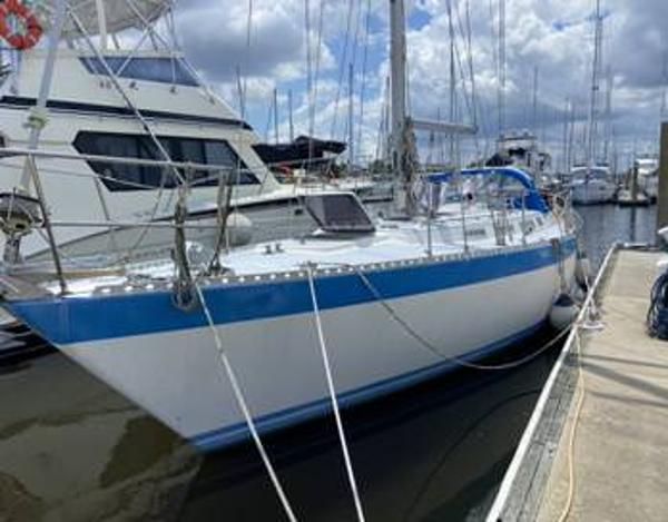 Wauquiez Hood 38 Mark II 1986 Wauquiez Hood 38 Mark II sailboat docked at marina under cloudy sky.