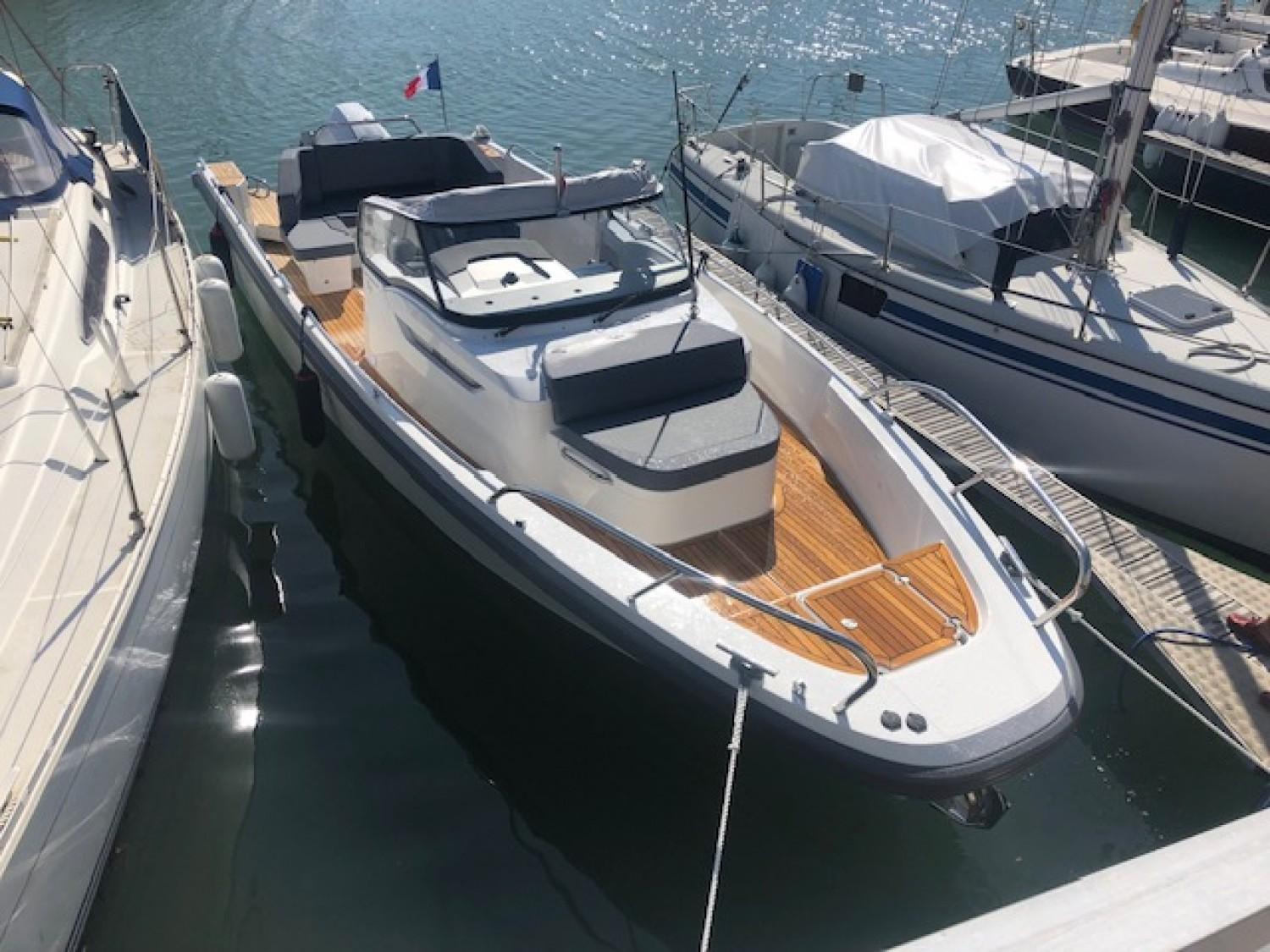 Nimbus T9 bateau au port 