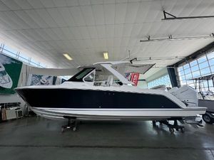 Tiara Yachts 34 LS 2025 Tiara Yachts 34 LS in showroom, side view, sleek design, modern features.