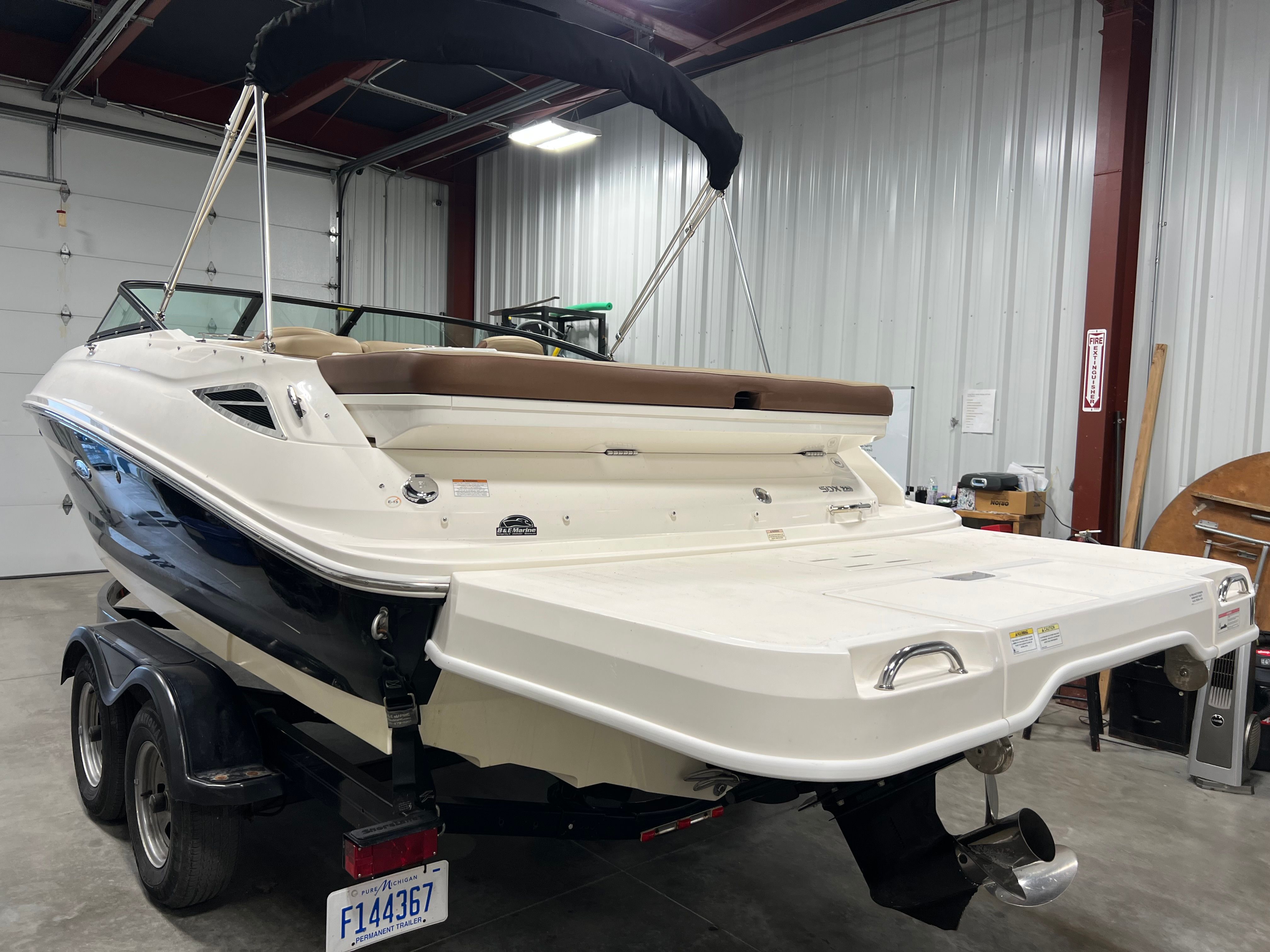 2017 Sea Ray 220 SDX