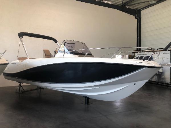 Quicksilver Activ 675 Open 2024 Quicksilver Activ 675 Open boat in showroom, featuring sleek design and modern amenities.