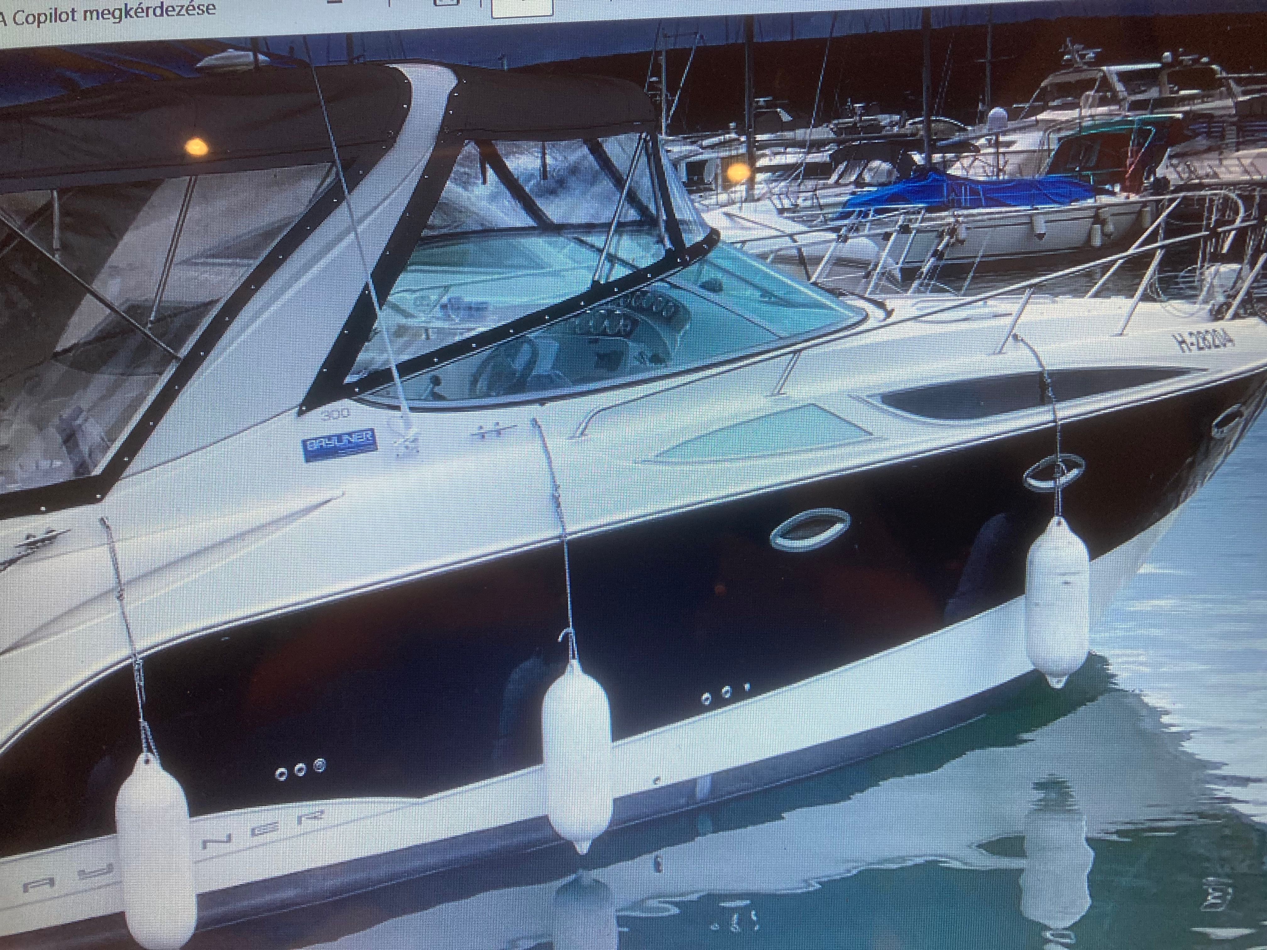 Bayliner 300 Sb 2008 Bayliner 300 SB boat docked in marina, featuring sleek design and protective fenders.