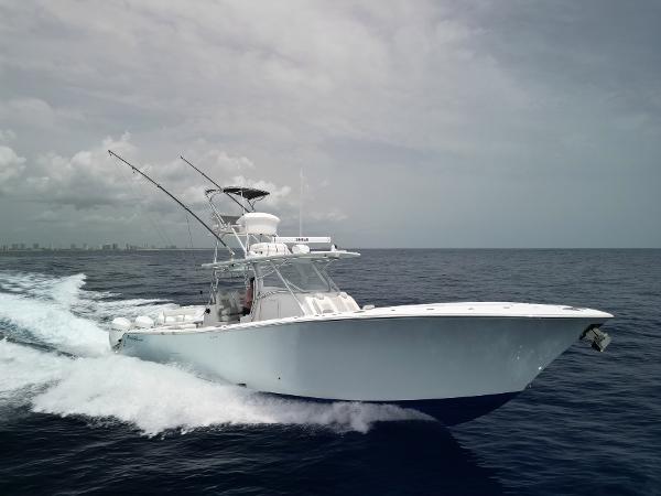 Front Runner 39 Center Console 2021 Front Runner 39 Center Console boat cruising on open ocean.