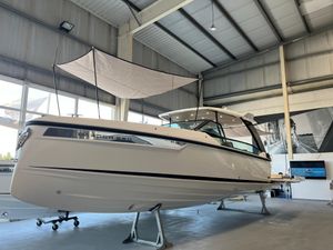 Saxdor 320 GTO 2025 Saxdor 320 GTO boat displayed indoors, showcasing sleek design and modern features.
