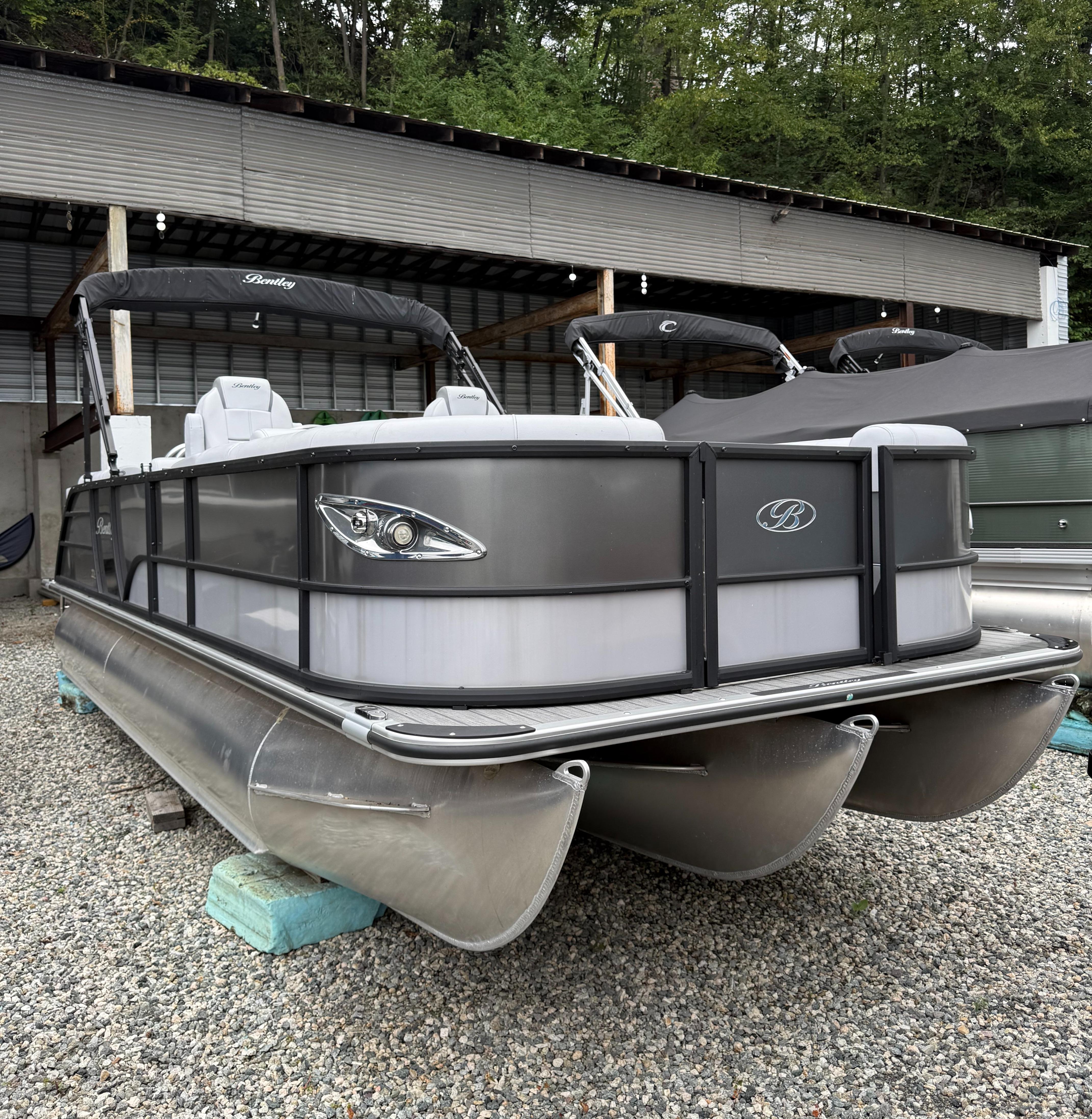 Bentley Pontoons 223 ELITE ADMIRAL 2024 Bentley Pontoons 223 Elite Admiral pontoon boat on gravel lot.