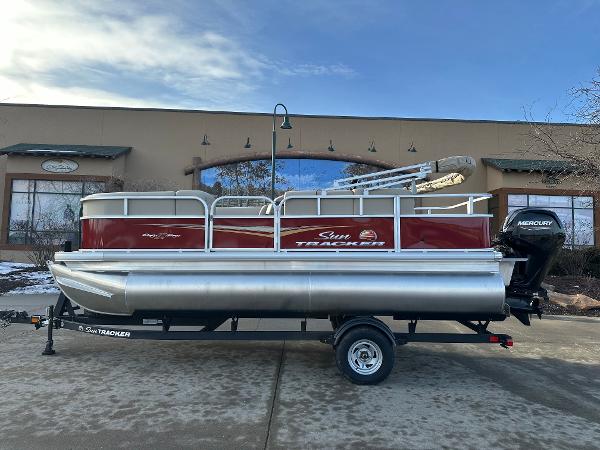 2025 Sun Tracker Party Barge 18 DLX