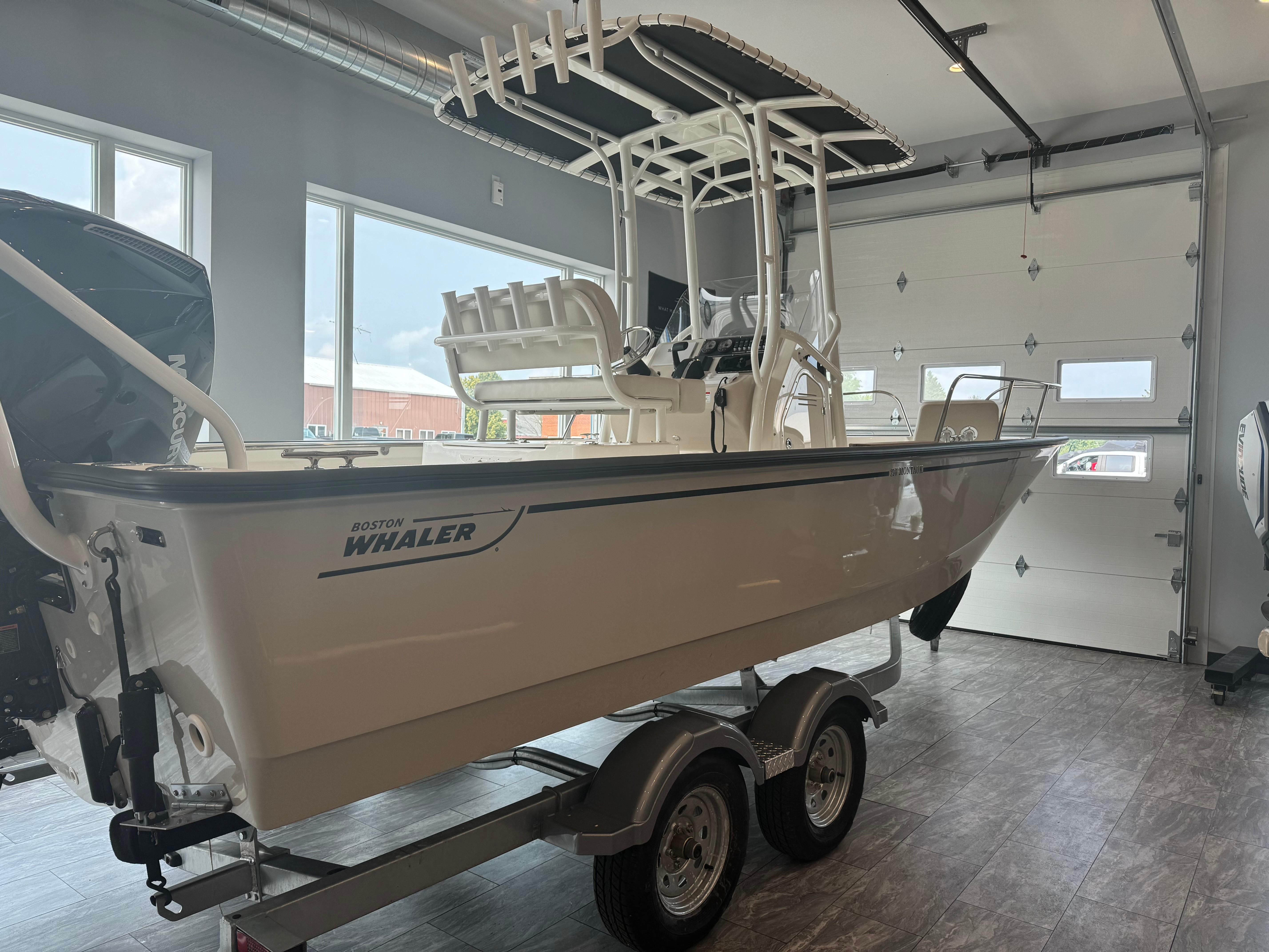 2025 Boston Whaler 210 Montauk