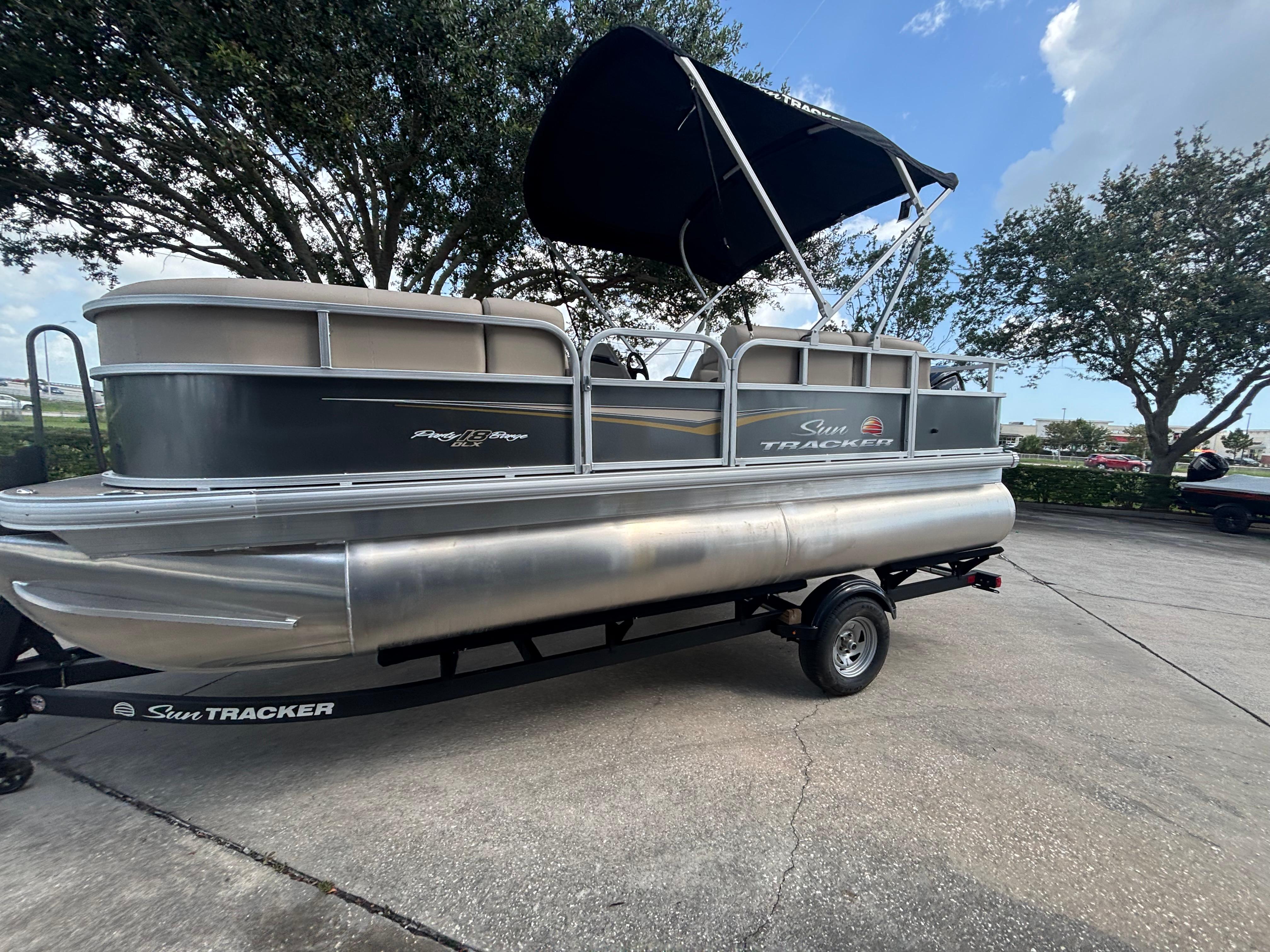 2025 Sun Tracker Party Barge 18 DLX