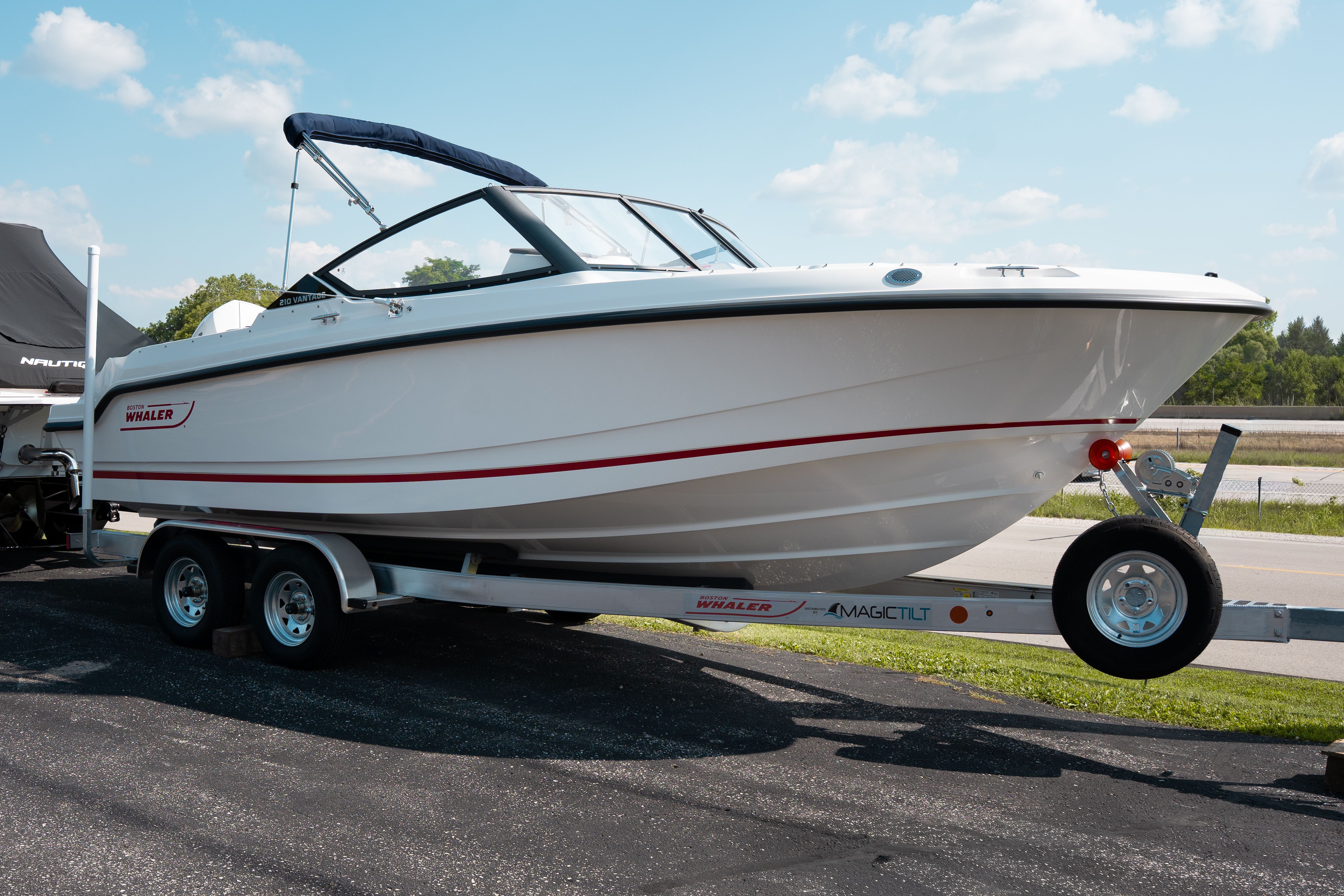 2025 Boston Whaler 210 Vantage