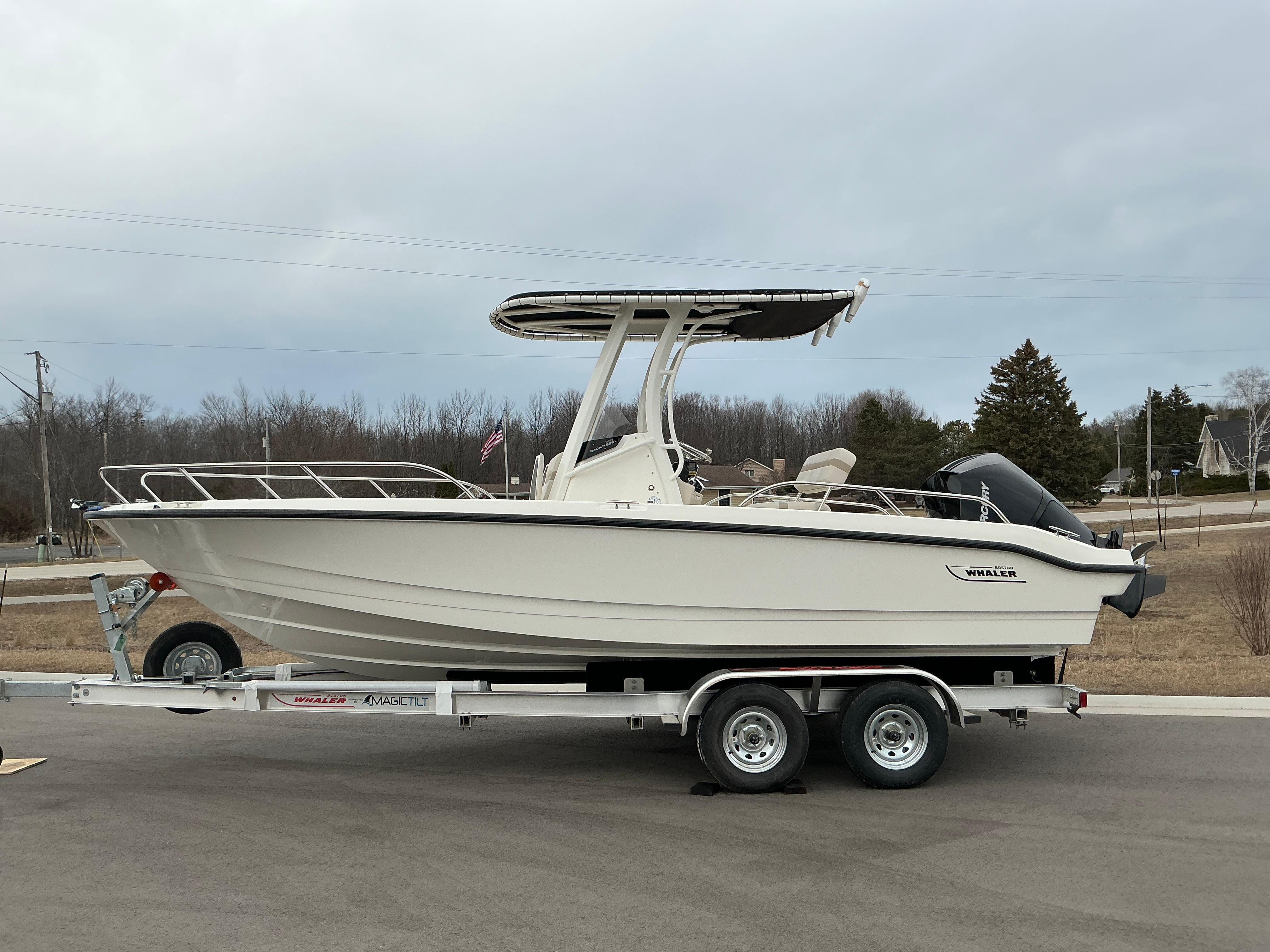 2025 Boston Whaler 220 Dauntless