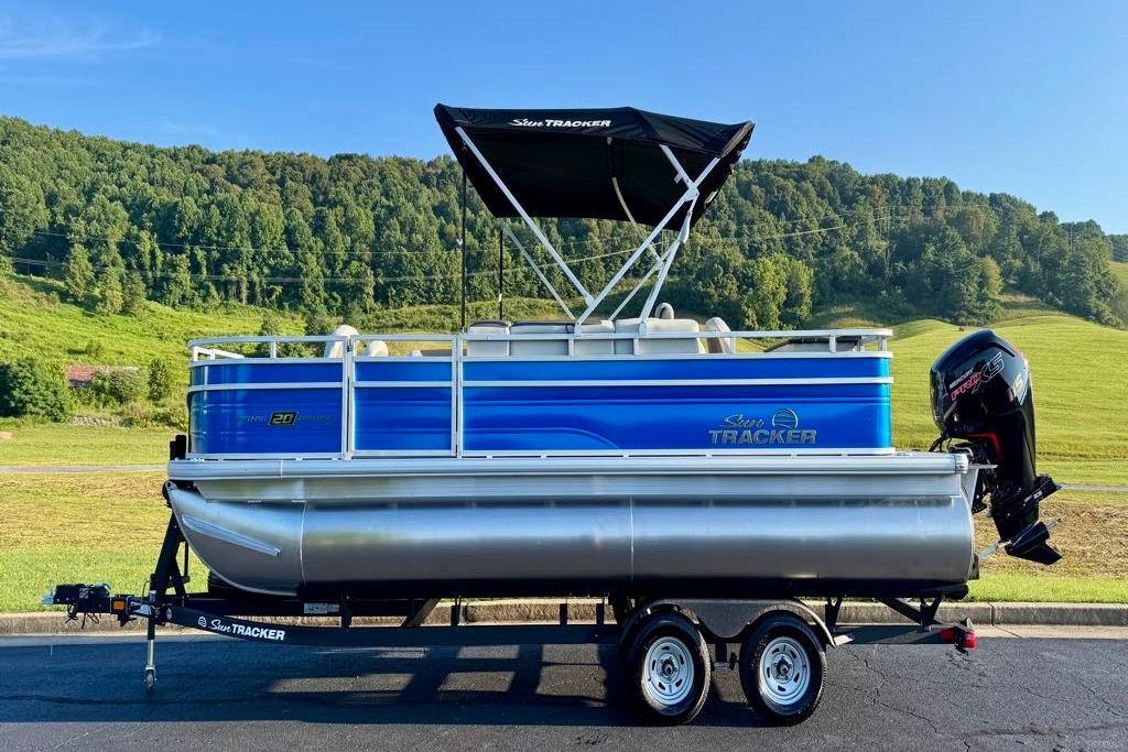 2026 Sun Tracker Fishin' Barge 20 DLX