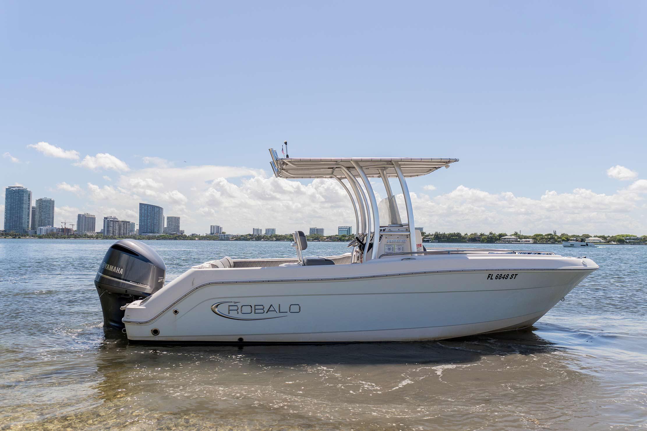 2020 Robalo R222 Center Console