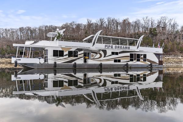 Sharpe 20 x 100 Luxurious 2009 Sharpe 20 x 100 houseboat "Pipe Dreams" reflecting on calm lake water.