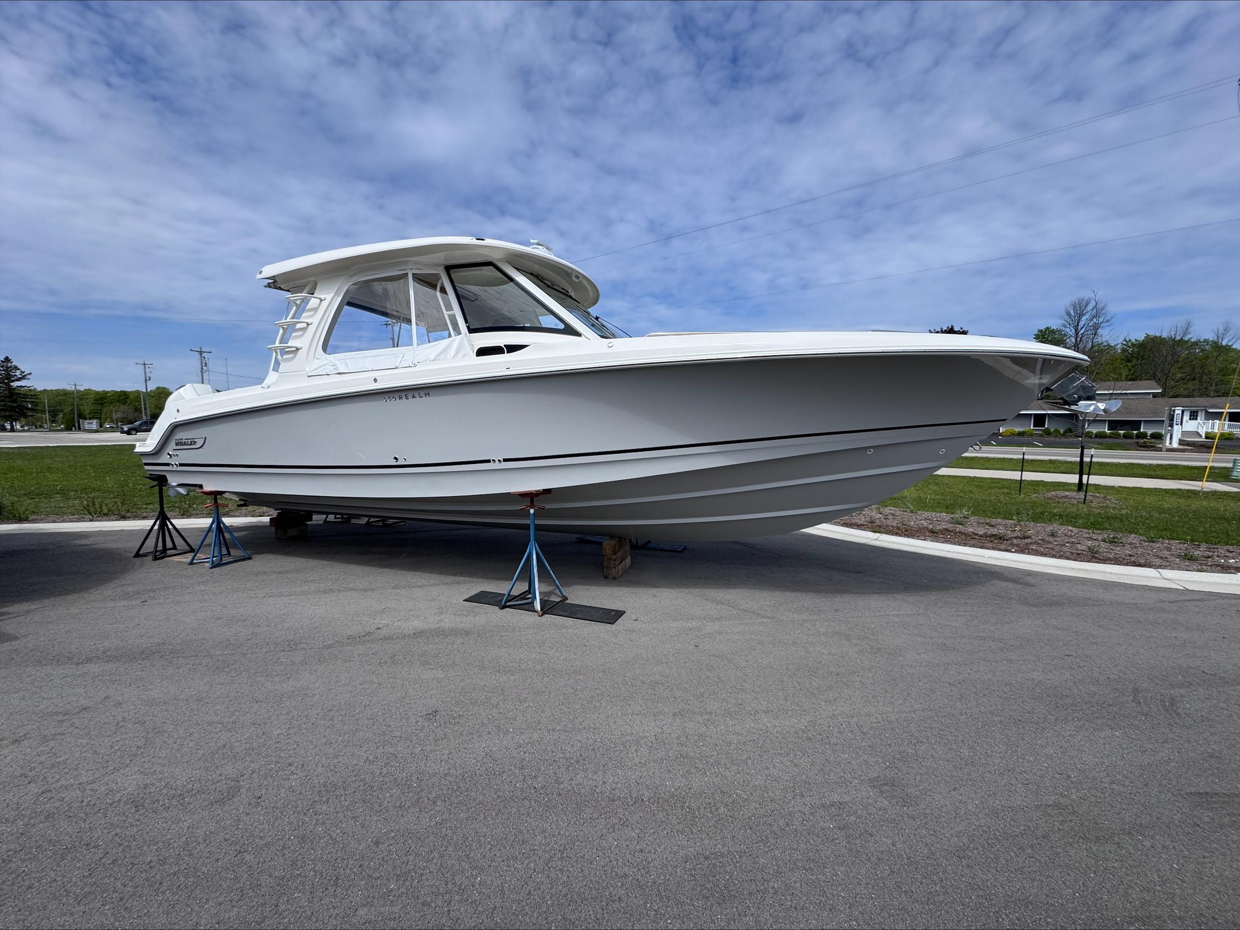 2025 Boston Whaler 350 Realm