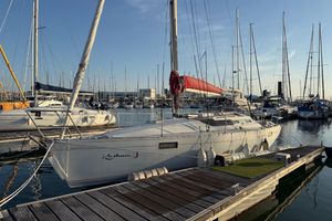 Beneteau Oceanis 320 1989 Beneteau Oceanis 321 sailboat docked in a marina, surrounded by other boats.