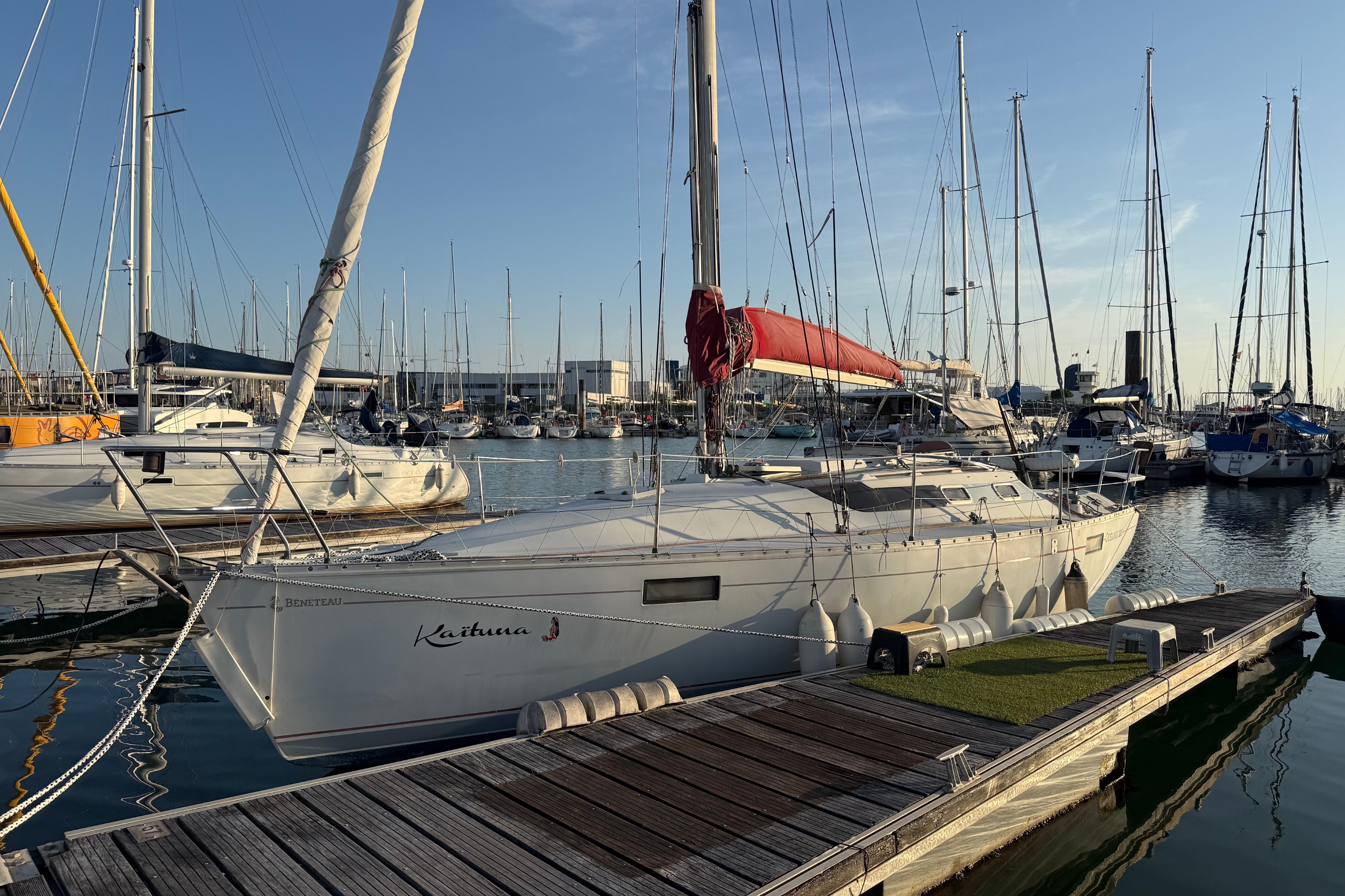 Beneteau Oceanis 321 1989 Beneteau Oceanis 321 sailboat docked in a marina, surrounded by other boats.