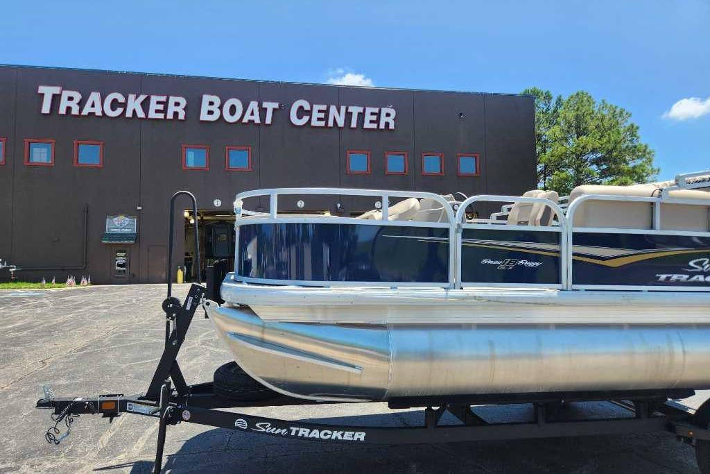 Sun Tracker Bass Buggy 18 DLX 2025 Sun Tracker Bass Buggy 18 DLX pontoon boat at Tracker Boat Center.